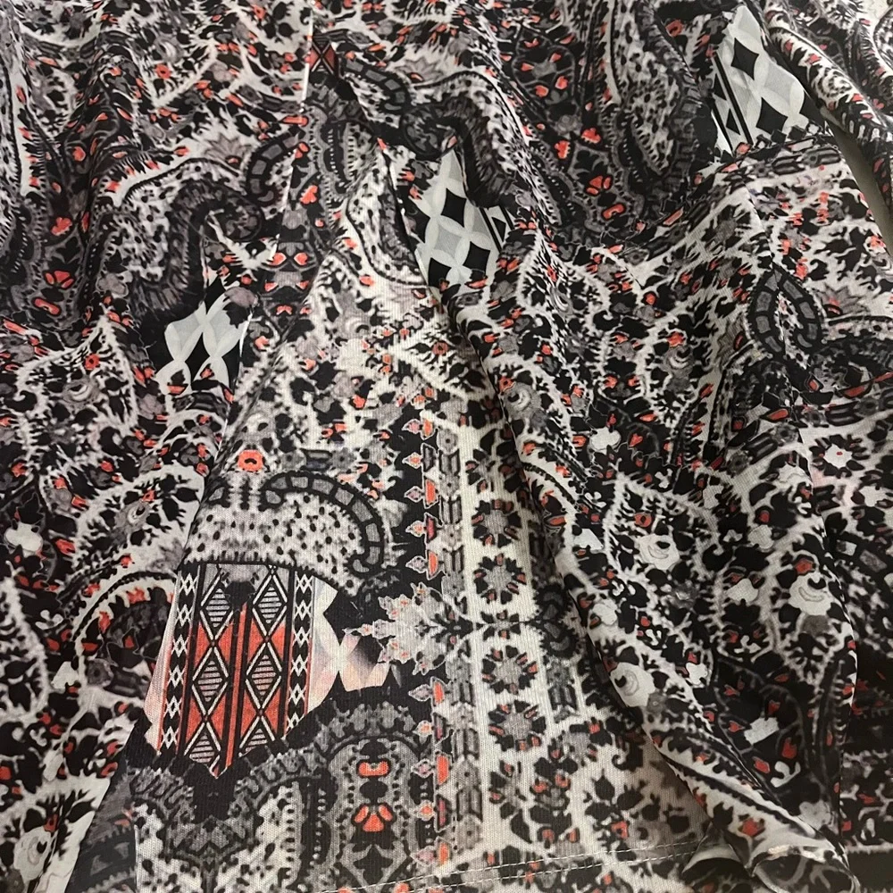Woman’s Top - Picture 4 of 4